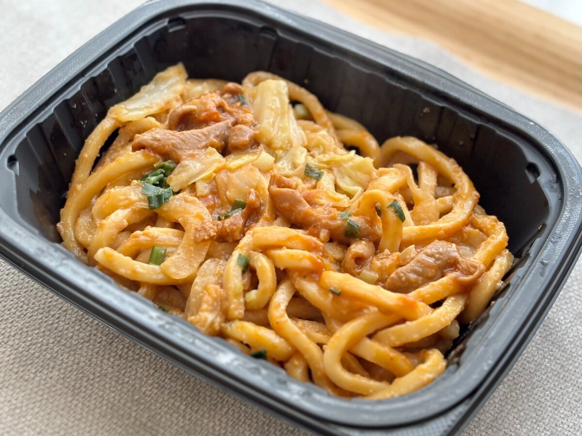 濃厚な味噌味がウマすぎ！【ファミマ】あの商品を使った冷凍麺が登場
