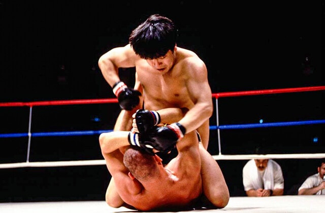 『VALE TUDO JAPAN '97』でヤン・ロムルダー(オランダ)に勝利した川口