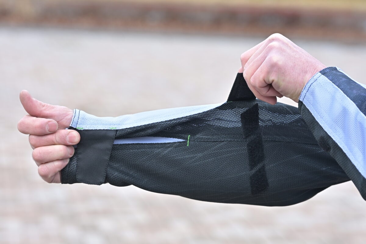 二の腕、袖口にはアジャスターがあり、ウエアをフィットさせられる。