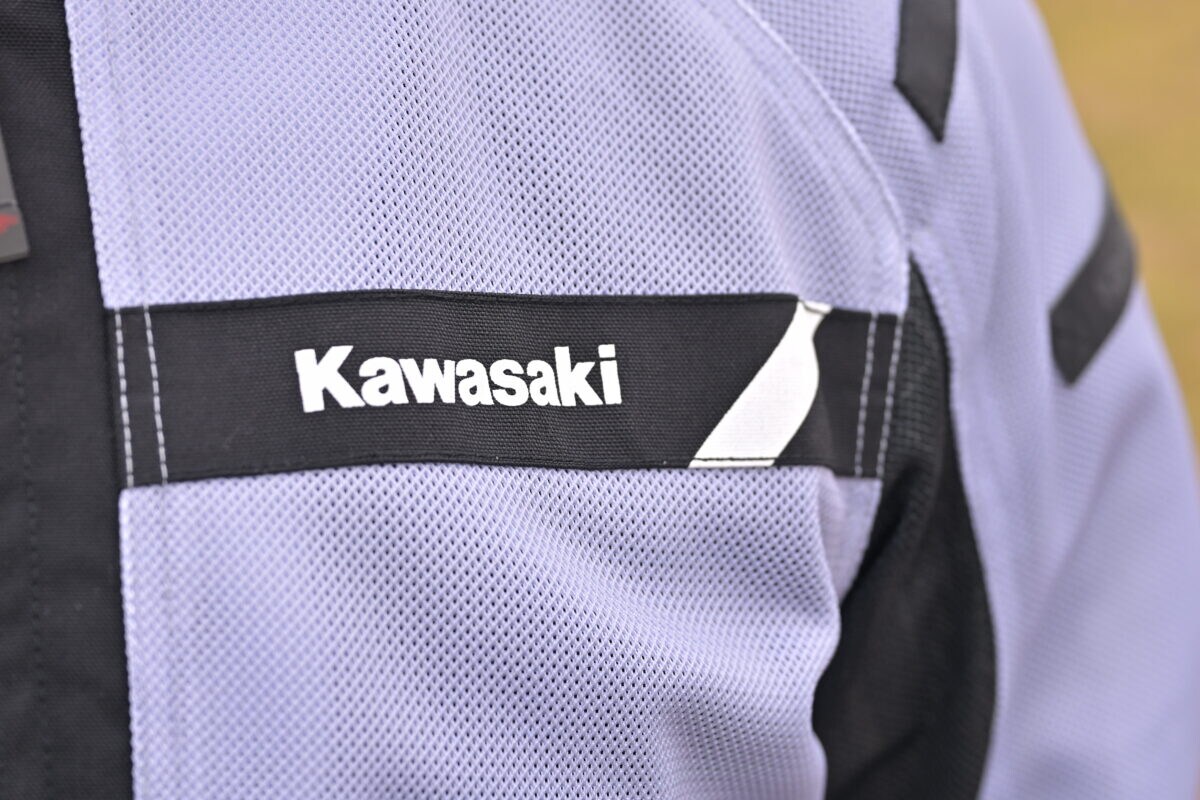 胸元に「Kawasaki」のロゴ。通気性の高い荒目のメッシュ生地は通気性抜群。