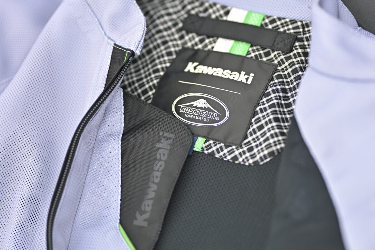 有名ライディングウエアブランドであるクシタニ製。内襟にはさりげなく「Kawasaki」のロゴ。