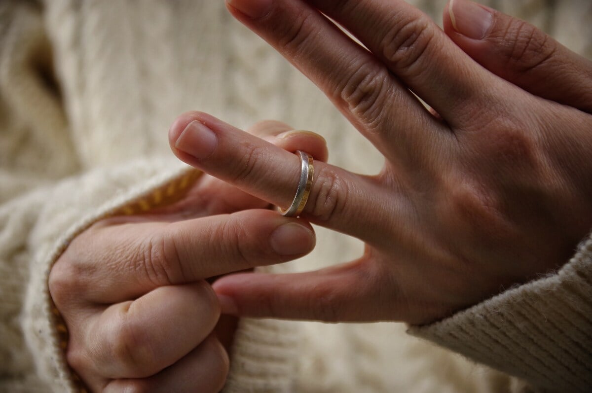 妊娠中に発覚した夫の“裏の顔”。「人生に絶望」した末に離婚した年収300万・看護師の32歳女性