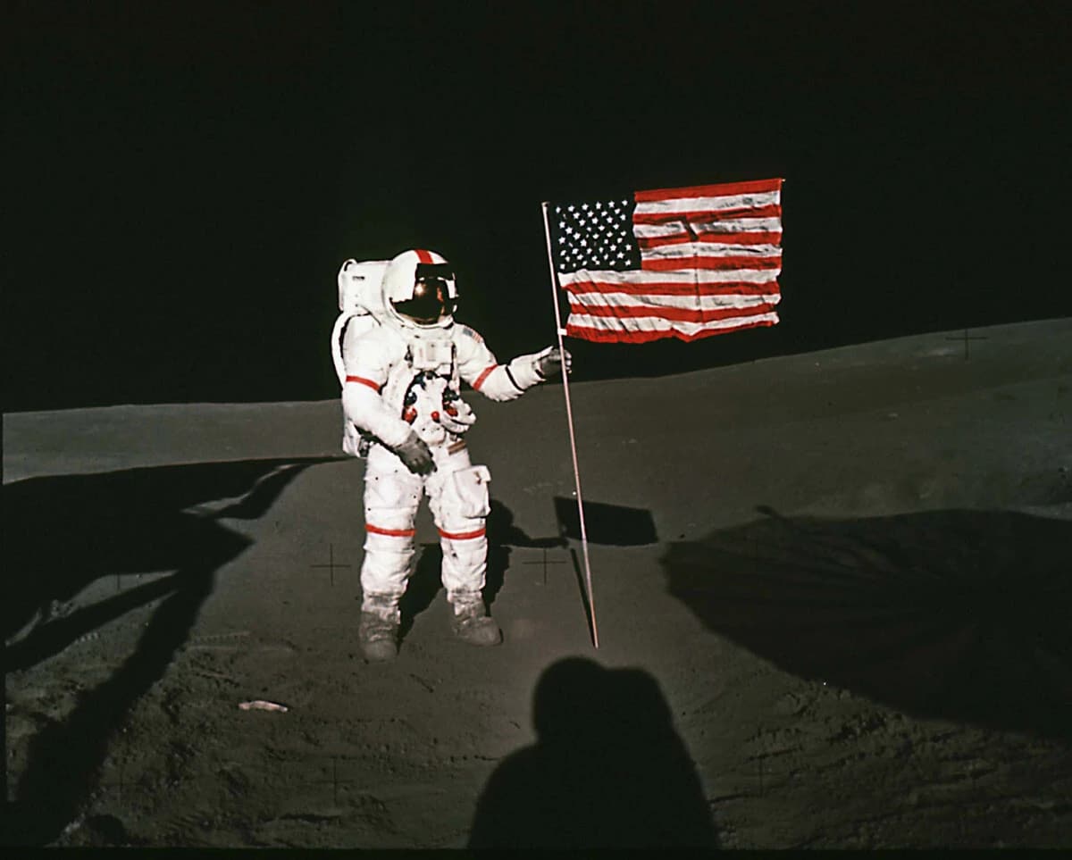 1969年に人類初の月面着陸を果たしたアメリカの宇宙船アポロ11号が「実際には月面に着陸しておらず、映像や写真はフェイク」というのは、世界的に有名な陰謀論