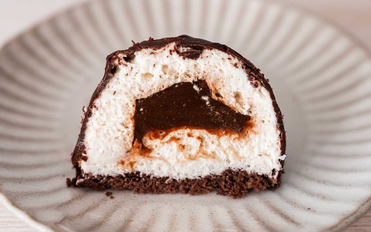 【ローソン】話題の黒いドームに「本当に食べた方がいい」「なかった！」の声