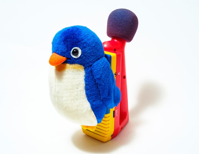 ペンギンぬいぐるみ付きなど他社の変わり種は、ミキハウスやMy First Sonyのような色使い