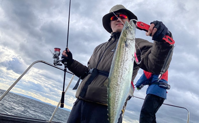 奥伊勢湾のサワラキャスティングゲームで60cm級サゴシ手中　スロージャークに反応