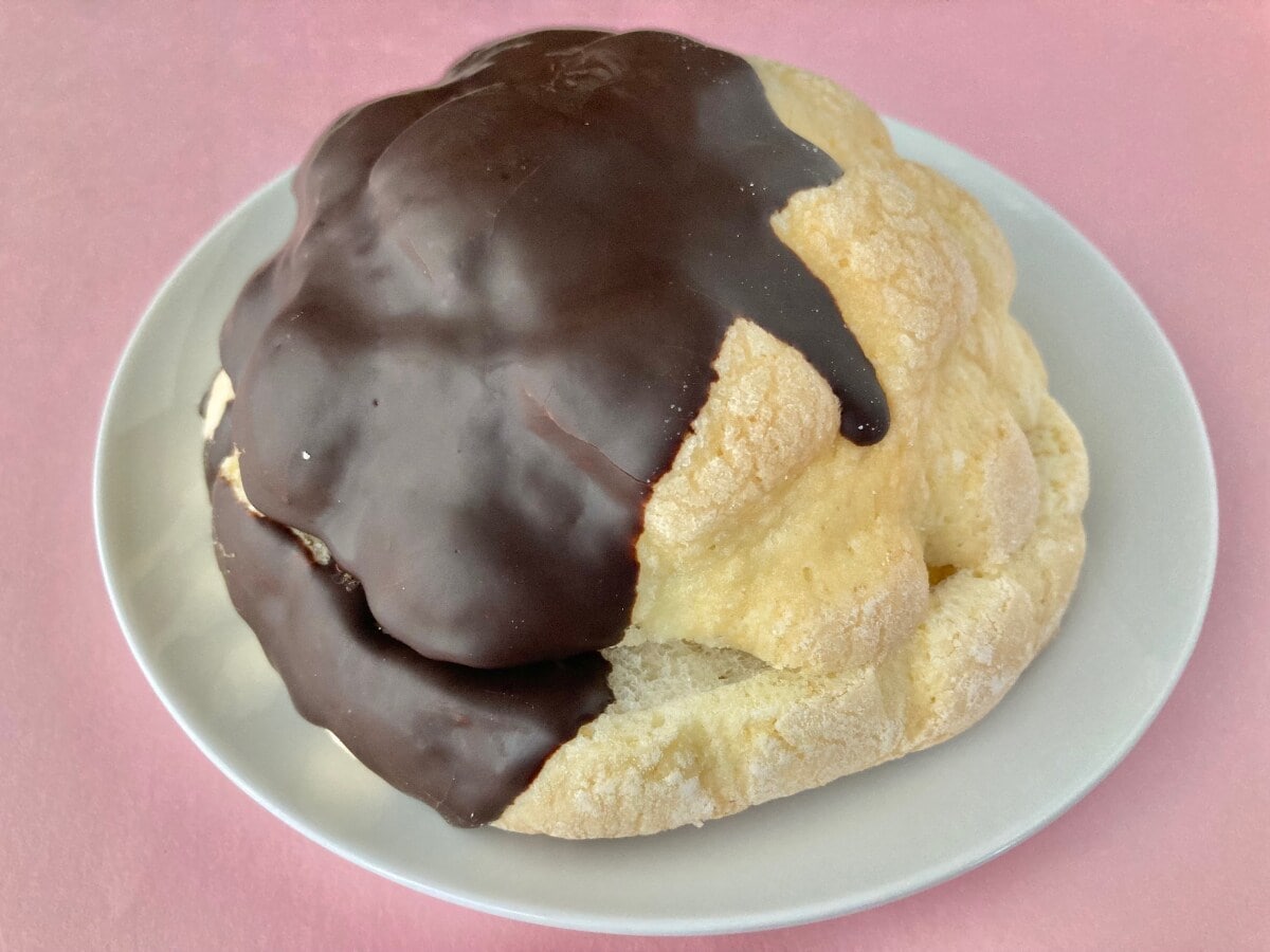 味わい・ボリュームに大満足!【ファミマ】チョコ尽くしの新作メロンパン