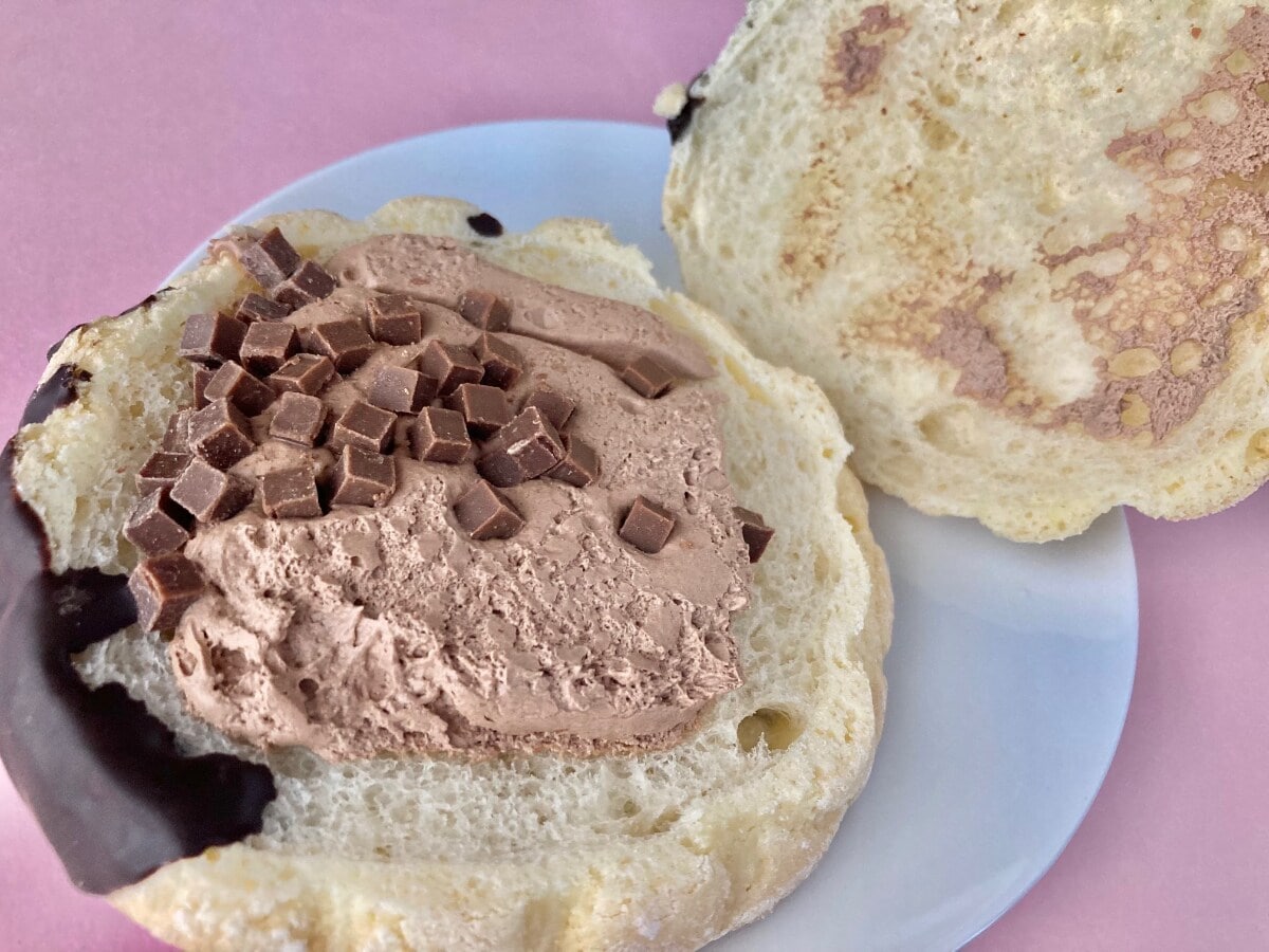 味わい・ボリュームに大満足!【ファミマ】チョコ尽くしの新作メロンパン