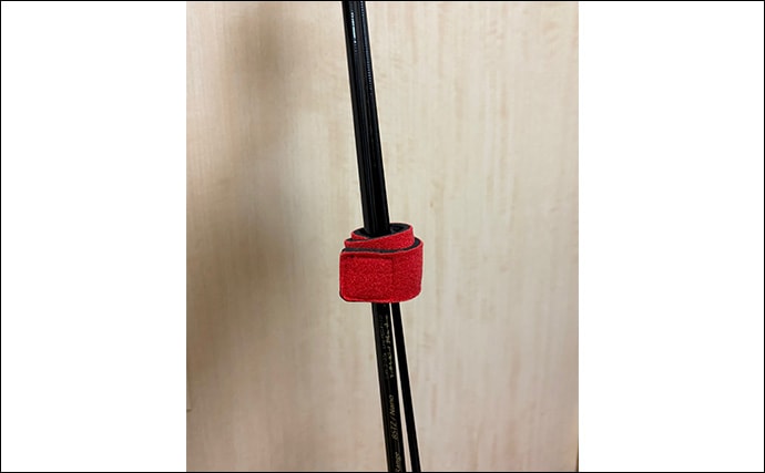 釣り人以外は知らない釣行アイテム「ロッドベルト」　派手な色は紛失防止のため？