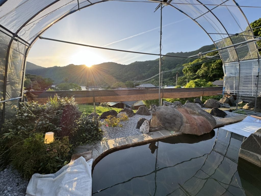 西郷隆盛ゆかりの掛け流し温泉で名物「スメ料理」を堪能　鰻池湖畔にたたずむ温泉宿　「鰻温泉 民宿うなぎ湖畔」　【コラム：おんせん！　オンセン！　温泉！】 （鹿児島県指宿市　鰻温泉）