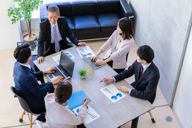 自社特有のノウハウや社風を理解している元社員は、即戦力として登用可能だ