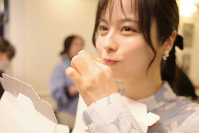 現場で差し入れをつまみ食いしている様子です。今季もたくさん食べて全力で野球を楽しみます。