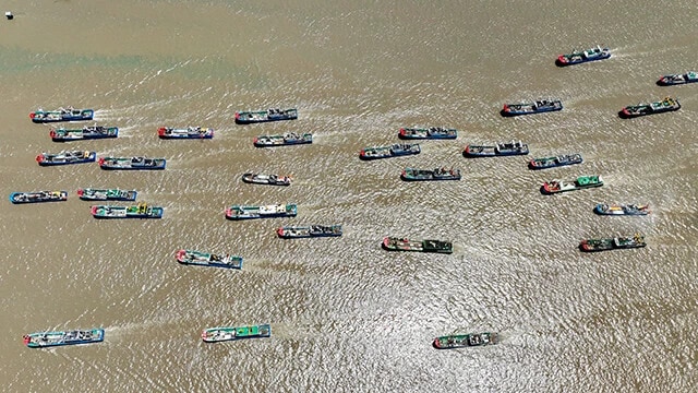 中国・浙江省舟山市沖の漁船群(2024年8月1日)。東シナ海は中国にとって重要な漁場のひとつで、イカやサバなど多様な水産資源が水揚げされる。大陸棚が広がる海域は比較的浅く、古くから漁業が盛ん