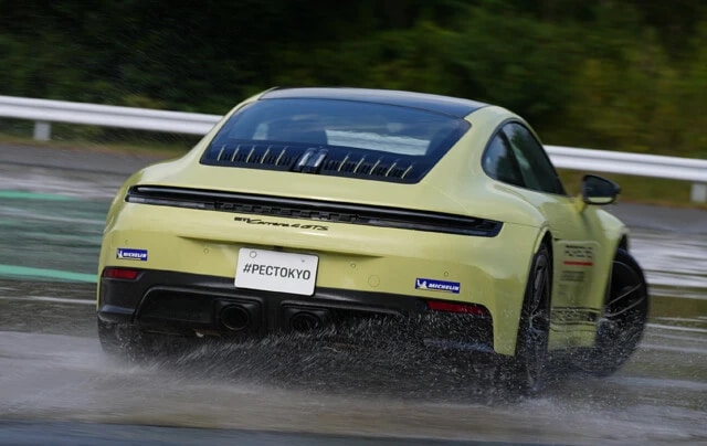 911は電動化しても、獰猛さは健在。むしろ操る快感はしっかり進化。山本氏は、満面の笑みで太鼓判！