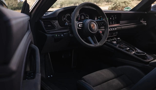 最新技術でフルデジタル化されたコックピット。一方でポルシェの伝統が同居するインテリア。911らしさは健在