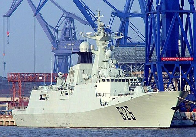 中国海軍ジャンカイ1級フリゲート、全長134m排水量4050t、主砲76mm、計32発の対空、対艦ミサイルを搭載（写真：wikipediaより）