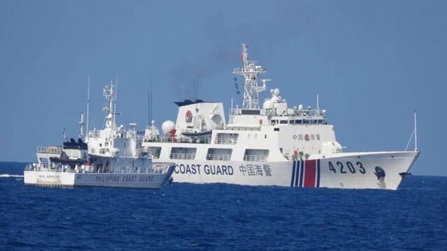 中国海警船は船首に中国海軍艦艇と同じ76mm砲を搭載。尖閣諸島に来る海警船にも装備されている（撮影：フィリピン沿岸警備隊）