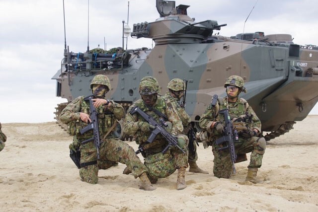 写真の陸自水機団と普通科連隊が事前配置され、中国軍を迎撃する（撮影：統合幕僚監部）