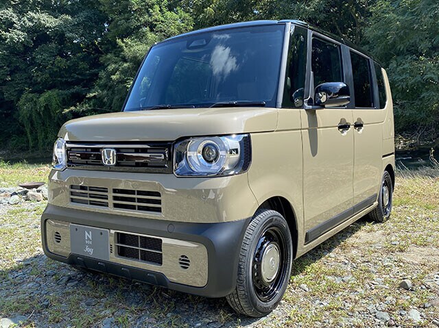 第8位【全車チェック柄シートの癒やし系ゆるふわSUV】ホンダ「N-BOXジョイ」沸騰する軽スーパーハイトワゴンＳＵＶ市場にホンダが投入したN－BOXジョイ。公園などでまったりアウトドアを楽しむクルマだ