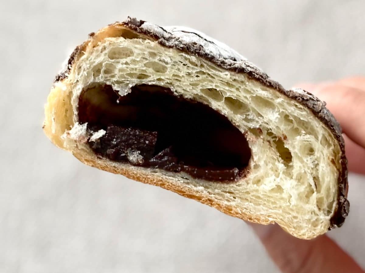 「シャリシャリ」で「ポリポリ」?【ファミマ】食感も楽しいスイーツパン