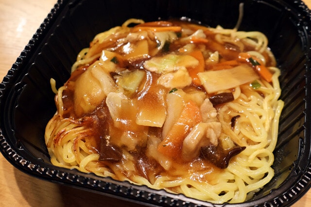 レンチンでさらに色づくこだわりの香ばし麺が大絶品！　あんは塩気を抑え、麺の香ばしさを引き立てている。具材も多く、完成度高め！