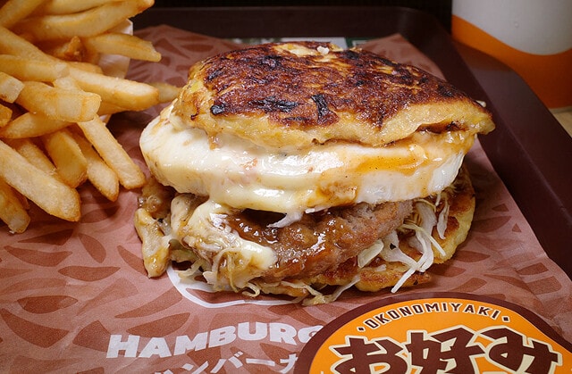 お好み焼きバーガー 2005年発売。上下のバンズがお好み焼きの変化球な逸品