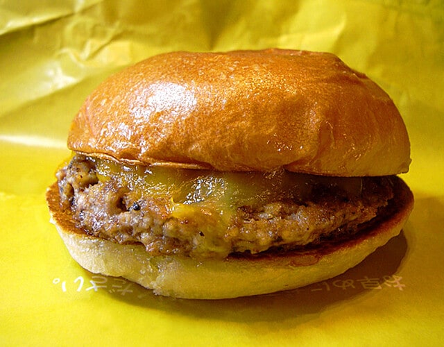 絶品チーズバーガー 2007年に登場。パティとバンズとチーズのみという潔さに注目が集まった