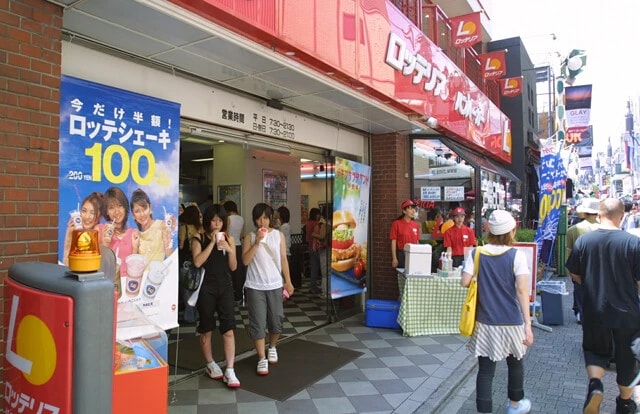 ロッテシェーキはさまざまなコラボ商品を生み出した。2002年の100円セールは話題に