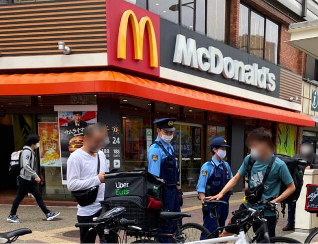 商品受け取りのために店頭で自転車を止めていたところ「違法駐輪」で警察に注意される配達員