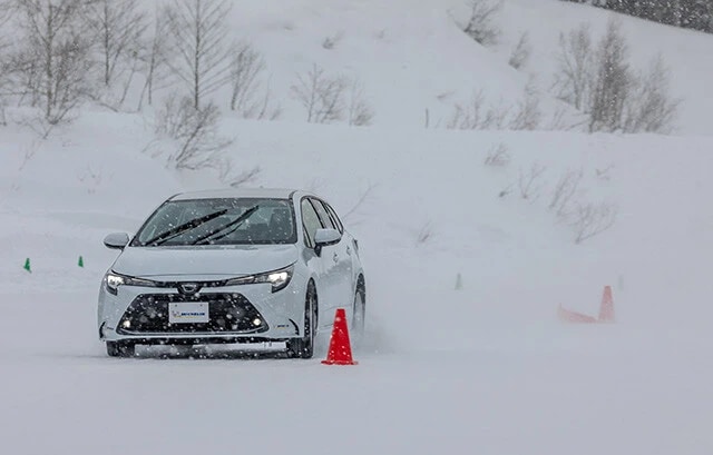 オールシーズンタイヤの新製品クロスクライメート3も、激しく雪が降りしきる中で徹底チェックをブチカマした