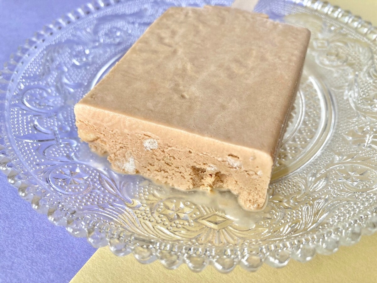 クセ強め?ちょうどいい?【ファミマ限定】たっぷり紅茶感が楽しめるロイヤルミルクティーアイスバー