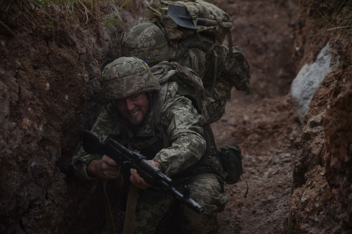 塹壕からロシア軍を攻撃するウクライナ軍。この地面に掘った陣地の獲り合いが、戦争では常に難関となる