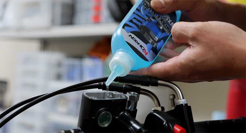 見た目も性能も妥協なし！ EVATEK からカラーブレーキフルード「VX500 Brake Fluid」が2色展開で発売 記事1