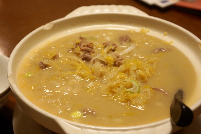 「ラム肉・カキ・漬け白菜の酸味土鍋」（1518円）