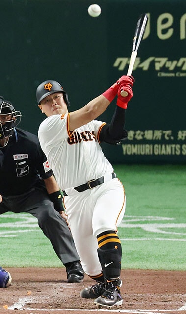 外国人投手も苦にしない岡本（巨人）。5月6日の阪神戦で負傷した左ひじが回復するまで時間がかかりそうだ