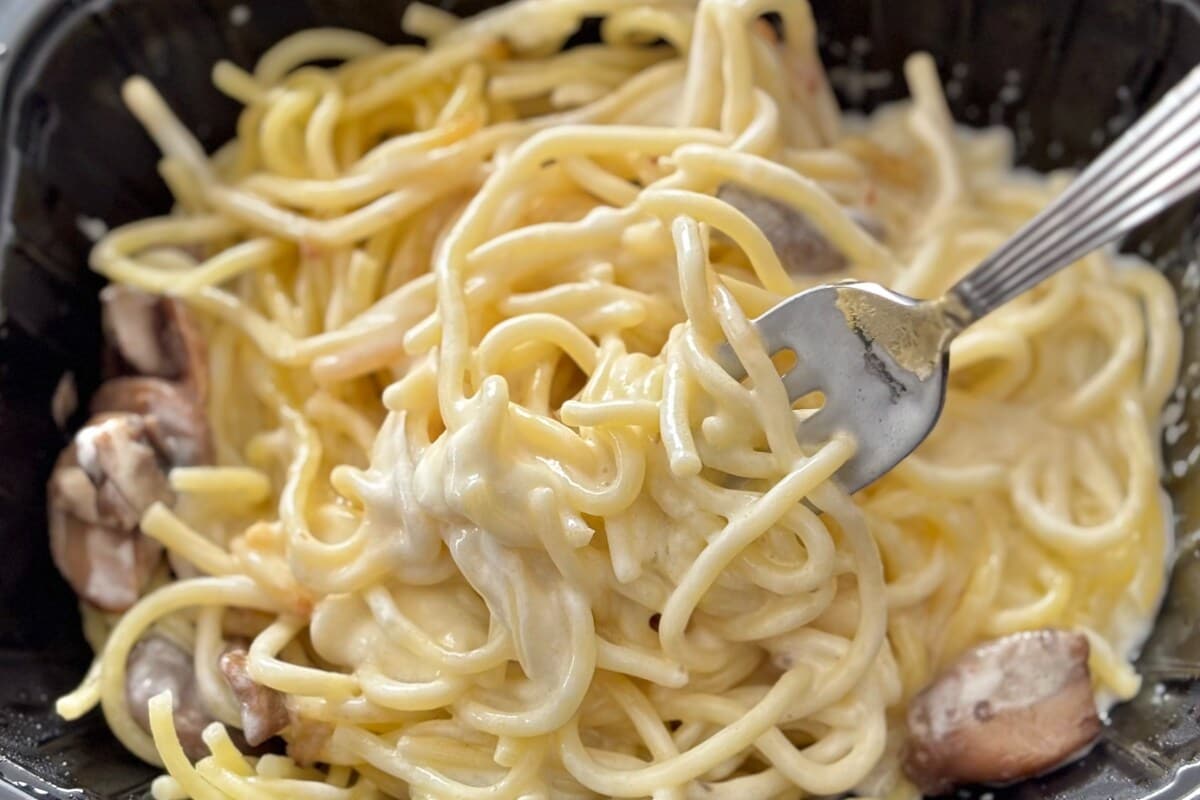 贅沢な味はお店クオリティ！【セブン】きのこ好き要チェックの冷凍パスタ