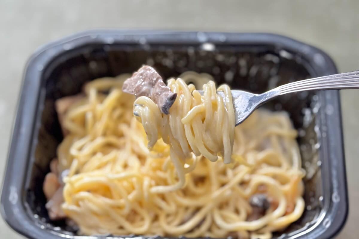 贅沢な味はお店クオリティ！【セブン】きのこ好き要チェックの冷凍パスタ