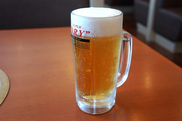 「生ビール(中)」(490円)。ベタだけど、この一杯のために生きてる