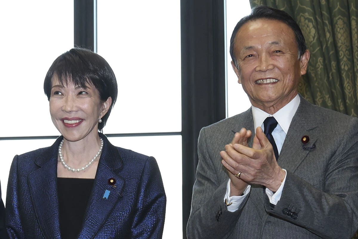 高市早苗首相（左）と麻生太郎自民党副総裁（右）。ふたりの間には、隙間風が吹いているとみられているが......