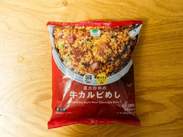 牛カルビめしを入れることでおいしさを底上げ。あえてカリカリのおこげを作るようにレンチンすることで食感のコントラストも楽しめる