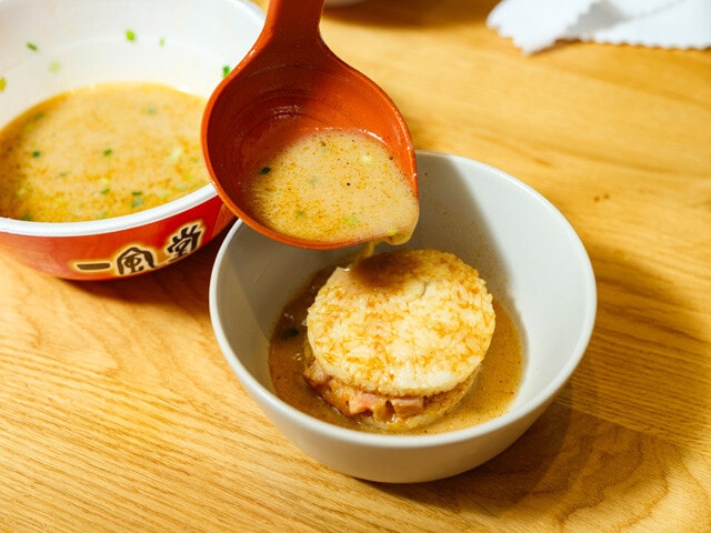 一風堂カップめん（セブンプレミアム）＋純連ライスバーガー（ファミマル）