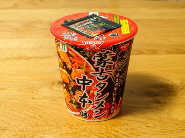 一方、蒙古タンメン中本に入れたら辛みが爽快なぶっこみ飯に進化した。圧巻のウマさ！