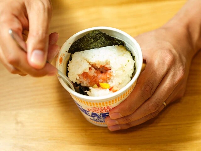 白米を入れるだけでも十分ウマいが、明太子おにぎりを入れるとのりと明太子が徐々にスープに溶け込み、味が引き締まって格段に激ウマ化！