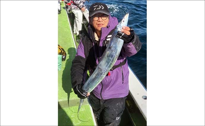 タコベイトを用いたテンビンタチウオ釣りで105cmドラゴン登場！【神奈川】船中トップ27尾の好釣果