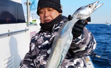 タコベイトを用いたテンビンタチウオ釣りで105cmドラゴン登場!【神奈川】船中トップ27尾の好釣果