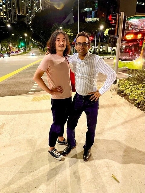 2022年11月、シンガポールにて。筆者とラヴィ。南アフリカ・セントルシアでのツーショット写真（15話）のちょうど1週間後のことだった。