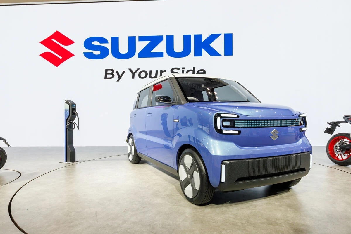 スズキ ビジョンe‐スカイ　航続距離は約270㎞を想定。シンプルで使いやすい内装と近未来感のある外観が融合。売れるか!?