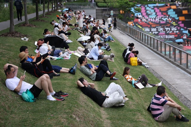 就職難で希望を持てない学生たちは昼間から公園で昼寝。こんな「寝そべり族」がトピックスになるほど中国経済は悪化中という