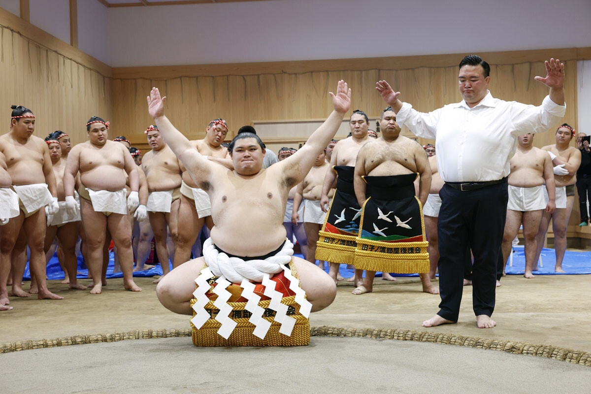 師匠の二所ノ関親方（右、元横綱稀勢の里）から雲竜型の土俵入りの指導を受ける新横綱・大の里