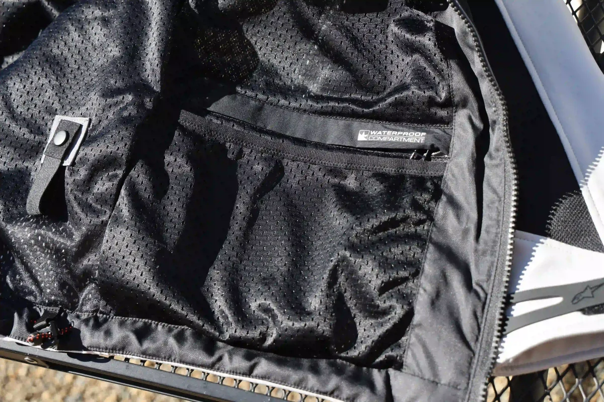 左前身ごろ内側には、財布やスマートフォンの収納に便利な防水仕様のポケットを装備。